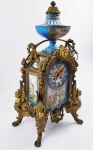 SEVRES - SUNTUOSO RELÓGIO EM PORCELANA E BRONZE ORMOLU. PORCELANA NA TONALIDADE AZUL CELESTE REMATADA EM OURO E DECORADA COM CENAS PINTADAS EM ESMALTE RETRATANDO CENAS BUCÓLICAS CAMPESTRES COM CASAL ENAMORADO E CUPIDO COM FLECHA.O BRONZE TEM LINDAS CARIÁTIDES E FINALIZA COM CAPRICHADOS PÉS EM GARRA MUITO REALÍSTICOS. ESTILO E ÉPOCA NAPOLEÃO III. A BRONZERIA EM ORMOLU É DE EXCEPCIONAL QUALIDADE. A MÁQUINA TEM MANUFATURA HF DE PARIS E ESTÁ FUNCIONANDO. MECANISMO DE SONERIA. FRANÇA, DEC. 1870. 34 X 53 (H) CM