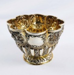 LUXUOSO BOWL EM PRATA DE LEI COM VERMEIL MARCAS PARA FRANÇA DO PERÍODO OITOCENTISTA. CHAMA A ATENÇÃO A BELEZA DO TRABALHO PRODUTO DE ALTA OURIVESSARIA. BELA DECORAÇÃO COM RESERVAS RELVADAS DE PLANTAS DE PAPOULA COM SUAS FLORES. BASE EM GOLDRONS. VERMEIL EM MUITO BOM ESTADO! BELA BELÍSSIMA E MUITO ELEGANTE. FRANÇA, FINAL DO SEC. XIX. 18 CM DE DIAMETRO. 565 G
