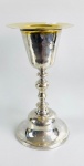 SUNTUOSO CÁLICE PURIFICATÓRIO E SUA PATENA EM PRATA DE LEI E VERMEIL. CONSTRUIDO EM PRATA FUSTE ROSQUEÁVEL COM FEITIO DE BALAÚSTRE. BRASIL, SEC. XVIII. 25 CM DE ALTURA. 515 G