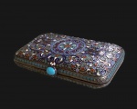 RÚSSIA IMPERIAL - GUSTAV KLINGERT  ARTIFICE DE FABERGE  EXTRAORDINÁRIA CAIXA EM PRATA DE LEI COM ESMALTES . MARCAS DO ARTIFICE DE FABERGE GUSTAV KLINGERT, PARA CIDADE DE MOSCOU E ENSAIADOR PAVEL AKIMOV OVCHINNIKOV COM DATA 1895, TAMBÉM CONTRASTE 84. A CAIXA É DECORADA COM ESMALTES NA TONALIDADE VERDE, VERMELHA, AZUL E BRANCA. LINDO TRABALHO COM RAMAGENS  TESTURIZADAS ESTILIZADAS E MANDALA CENTRAL. RÚSSIA, FINAL DO SEC. XIX. 11 CM DE COMPRIMENTO.NOTA: No final do século XIX - início do século XX, a Rússia reviveu a muito esquecida arte dos esmaltes decorativos, não é à toa que esse período é chamado de esmalte russo "Século do Ouro". O esmalte russo por sua técnica virtuosa eclipsou os concorrentes europeus, que sempre foram considerados mestres em joalheria insuperáveis. Muitos joalheiros russos, como Ovchinnikov, Ruckert, Khlebnikov e muitos outros, ganharam fama graças à arte dos esmaltes decorativos. Esta constelação de grandes mestres  também inclui o proeminente joalheiro Gustav Klingert, alemão de nacionalidade, que viveu em Moscou. Seu pai, joalheiro de profissão, mudou-se para a Rússia no início do século XIX. Estabelecendo-se em Moscou, abriu uma empresa privada, e Gustav, desde a infância trabalhando com seu pai, aprendeu muito, assumindo com o pai a experiência e o conhecimento no ramo de joias. Em 1865, Gustav abriu sua própria manufatura que produzia principalmente talheres de prata, às vezes combinando prata com vidro ou cristal. Sua produção atingiu um grande sucesso, ela foi premiada com medalhas em exposições internacionais em Londres, Paris, Chicago, Antuérpia. Gustav Klingert, que trabalhava para a Fabergé, era dono de uma fábrica de ouro e prata fundada em 1865 e conhecida até 1916. Sua fábrica produzia muitos itens de esmalte de prata. Participou das exposições em Paris (1889) e Chicago (1893), onde suas obras receberam menções honrosas. Ele teve 4 filhos e netos que trabalharam junto com ele, um dos filhos de 1915 a 1917 foi guarda-livros da filial de Moscou da Fabergé. Gustav Klingert foi um famoso representante da ancestralidade alemã em Moscou. Iniciais na marca de contraste: GK, KLINGERT.