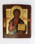 CRISTO  PANTOCRATOR  TODO PODEROSO. LINDO ÍCONE REPRESENTANDO O CRISTO PANTOCRATOR  RETRATADO COM A MÃO DIREITA, EM POSIÇÃO DE BÊNÇÃO  COM O POLEGAR VOLTADO PARA SI, OS DEDOS MÉDIO E INDICADOR EM POSIÇÃO OBLÍQUA, QUASE VERTICAL, E OS OUTROS DEDOS DOBRADOS EM DIREÇÃO À PALMA DA MÃO. ESSA POSIÇÃO DA MÃO DIREITA, COM DOIS DEDOS ERGUIDOS, INDICA A SUA DUPLA NATUREZA (DIVINA E HUMANA), ENQUANTO A SUA PARTICIPAÇÃO NA TRINDADE, COMO SEGUNDA PESSOA, É INDICADA PELOS TRÊS DEDOS UNIDOS NAS PONTAS; NA MÃO ESQUERDA, ESTÃO AS SAGRADAS ESCRITURAS. O CRISTO PANTOCRATOR ENCONTRA-SE VÁRIAS VEZES NO NOVO TESTAMENTO EM GREGO. RÚSSIA, SEC. XIX. 31 X 35 CM