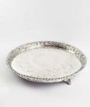 GRANDE SALVA EM PRATA DE LEI COM FEITIO CIRCULAR. MARCAS DE CONTRASTE DO PRATEIRO ANTONIO COSTA E TEOR 833. GALERIA VAZADA COM DECORAÇÃO DE FRUTOS E RAMAGENS DE CARVALHEIRO . PLANO DECORADO COM MAGNIFICOS CINZELADOS CONSTITUINDO ROCAILLES VEGETALISTAS. ASSENTE SOBRE TRES PÉS EM GARRA. BRASIL, MEADOS DO SEC. XX. 38 CM DE DIAMETRO. 1400 G