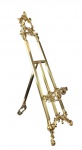 GRANDE CAVALETE EM BRONZE ARTÍSTICO COM ARREMATE ORMOLU PARA EXPOSIÇÃO DE QUADROS. POSSUI REGULAGEM PARA ACOMODAR DIVERSOS TAMANHOS DE TELAS. SUNTUOSAMENTE DECORADO COM ROCAILLES VEGETALISTAS COM FLORES E RAMAGENS. EUROPA, INICIO DO SEC. XX. 124 CM DE ALTURA