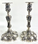 PRATA DE LEI VITORIANA -  MAJESTOSO PAR DE CASTIÇAIS PARA MESA DE BANQUETE EM PRATA DE LEI. GRANDES E IMPONENTES! MARCAS DE CONTRASTE PARA CIDADE SHEFFIELD E LETRA DATA 1850. PRATEIROS THOMAS, JAMES & NATHANIEL CRESWICK ESTABELIDOS EM SHEFFIELD NA PRIMEIRA METADE DO SEC. XIX. SÃO MAGNÍFICOS! BASE EM PLATEAU RECORTADO, PROFUSAMENTE DECORADO EM RELEVOS FLORAIS E ESCUDELAS. FUSTE EM BALAÚSTRE COM FLORES RELEVADAS. BOBECHE RECORTADA. SÃO BASTANTE ELEGANTES! INGLATERRA, ANO DE 1850. 29 CM DE ALTURA. 3115 G (BASE POSSUI CONTRAPESO)