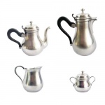 CHRISTOFLE  ELEGANTE CONJUNTO PARA CHÁ E CAFÉ MODELO ALBI BAGATELLE. EXCELENTE ESTADO DE CONSERVAÇÃO! COMPOSTO DE CAFETEIRA, BULE DE CHÁ, AÇUCAREIRO E CREMEIRA. FRANÇA, 22 CM DE ALTURA