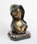 FRILLI, ANTONIO  MADONNA  LINDA ESCULTURA EM BRONZE REPRESENTANDO FIGURA DE NOSSA SENHORA. ASSENTE SOBRE BASE DUPLA COM DOIS MÁRMORES DIFERENTES. ASSINADA PELO ARTISTA. ITALIA, FINAL DO SEC. XIX. 26 CM DE ALTURA.NOTA: Antonio Frilli (falecido em 1902) foi um escultor florentino especializado em mármore e estátuas de alabastro para clientes públicos e privados. Em 1860, Frilli estabeleceu seu primeiro e exclusivo Atelier em Via dei Fossi, Florença , onde trabalhou com alguns assistentes em alabastro de tamanho médio e grandes estátuas de mármore branco de Carrara para vilas privadas e cemitérios monumentais. Suas obras decoram famosos cemitérios como Porte Sante e Allori, em Florença. Um retrato de mármore de Frilli foi esculpido em seu Atelier após sua morte, e foi colocado em seu túmulo de família no Cimitero degli Allori . Frilli e sua galeria eram bem conhecidos na Europa, Estados Unidos e Austrália, participando de várias exposições de feiras do mundo . Ele estava na Filadélfia para a Exposição do Centenário de 1876 e, em 1881, suas estátuas e móveis de jardim foram expostos no Pavilhão Italiano em Melbourne , na Austrália. Em 1904, dois anos após a morte de Frilli, seu filho Umberto participou da Exposição de Compra da Louisiana em St. Louis , Missouri, onde uma das obras de seu pai - uma escultura em "Woman on a Hammock" em mármore branco de Carrara - recebeu o grande Prêmio e 6 medalhas de ouro. Em 1999, a mesma obra-prima foi vendida pela Sotheby's com uma estimativa de leilão de US $ 800.000. Mais recentemente, a escultura de 1892 de Frilli, "Sweet Dreams", que apresenta um nú em tamanho natural e foi exposta na Exposição Internacional Panamá-Pacífico em San Francisco em 1915, foi vendida em uma casa de leilões em Los Angeles. Um romance de 2013 de Gary Rinehart, Nude Sleeping in a Hammock , é um relato ficcional dos donos da estátua desde 1892 e como a escultura afetou suas fortunas.