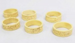 SEIS ARGOLAS PORTA GUARDANAPOS EM MARFIM DECORADOS COM FIGURAS DE DRAGÕES RELEVADOS. EXCEPCIONAL TRABALHO# CHINA, INICIO DO SEC. XX. 5 CM DE DIAMETRO.
