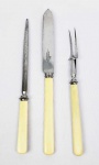 WALKER E HALL - CONJUNTO DE TRINCHANTE COM GRANDE FACA, GARFO  E CHAIRA COM CABOS EM MARFIM. SHEFFIELD, INGLATERRA, FINAL DO SEC. XIX. 30 CM DE COMPRIMENTO (TRINCHANTE)