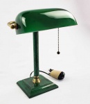 BANKERS TABLE LAMP  ICÔNICA LUMINÁRIA EM METAL DOURADO REVESTIDO EM VERDE SIMULANDO MALAQUITA. CÚPULA EM VIDRO ARTÍSTICO VERDE. SEC. XX. 35 CM DE ALTURA