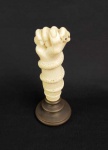 BELISSIMO SINETE  DE GRANDE DIMENSÃO COM PEGA EM MARFIM REPREESNTNADO SERPENTE ENROLADA EM UM BRAÇO COM A CABEÇA DO REPTIL SEGURA PELA MÃO. EUROPA, SEC. XIX. 14 CM DE ALTURA