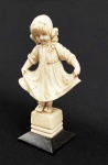 PEQUENA HOLANDESA - BELA ESCULTURA EM MARFIM EUROPEU REPRESENTANDO FIGURA DE MENINA HOLANDEZA COM TRAJES TIPIDOS. ASSINADA PELO ARTISTA. EUROPA, INICIO DO SEC. XX. 11 CM DE ALTURA.