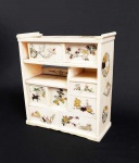 SHIBAYAMA  EXCEPCIONAL MINIATURA DE CABINET DO TIPO SHODHANA ESCULPIDO EM MARFIM COM ARREMATES EM PEDRA DURA, MADREPÉROLA E CORAL FORMANDO FLORES E PÁSSAROS. GAVETAS E PORTAS FUNCIONAIS. ESSE TIPO DE TRABALHO TÍPICO DO PERIODO MEIJI ERA UMA DELICADA DEMONSTRAÇÃO DE VIRTUOSISMO E FOI DURANTE O PERÍODO VITORIANO BASTANTE COBIÇADO COMO DECORAÇÃO NAS RESIDÊNCIAS ABASTADAS EUROPÉIAS. JAPÃO, PERÍODO MEIJI, SEC. XIX. 14 X 13,5 X 5 CM.
