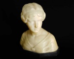 BELA ESCULTURA EM ALABASTRO SOBRE BASE EM ONIX NEGRO REPRESENTENTANDO BUSTO DE PERSONAGEM FEMININO (EX COLEÇÃO RUY MESQUITA 1925-2013  O ESTADO DE SÃO PAULO)  EUROPA, INICIO DO SEC. XX. 22 X 24 CM