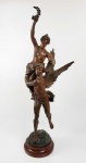 MARCEL DEBUT ( FRANÇA, 1865 - 1933)  -  NIKE  A DEUSA DA VITÓRIA. (EX COLEÇÃO RUY MESQUITA 1925-2013  O ESTADO DE SÃO PAULO) LINDA ESCULTURA EM PETIT BRONZE COM BASE EM MARMORE  CHOCOLATE. ASSINADA PELO ARTISTA E SELO DA FUNDIÇÃO. REPRESENTA A DEUSA  SENDO CONDUZIDA PELO SER ALADO QUE A CONDUZIA SOBRE OS CAMPOS DE BATALHA. A ESCULTURA É MAGNIFICA, DE GRANDE DIMENSÃO. MARCEL DEBUT FOI ALUNO  DE JULES LEFEBVRE E PIERRE FRANÇOIS MARIE BOULANGER . OBTEVE EM 1895 UMA MENÇÃO HONROSA NO SALON DES ARTISTES FRANÇAIS . ESPECIALIZOU-SE DENTRE OUTRAS TEMÁTICAS EM PERSONAGENS MITOLÓGICOS. O SELO DA FUNDIÇÃO PERTENCE A MANUFATURA "FABRICATION FRANÇAISE, PARIS" QUE FUNDIU BRONZES FRANCESES E TRABALHOS EM FERRO NO FINAL DO SÉCULO 19, INÍCIO DO SÉCULO 20. A MARCA MOSTRA UMA IMAGEM DE UM CADINHO EM CHAMAS NO CENTRO, COM O "MADE IN FRANCE" CIRCUNDANDO A PARTE INFERIOR DO CÍRCULO, O "MADE IN FRANCE" EM INGLÊS NA MARCA DE FUNDIÇÃO É DEVIDO À LEI COMERCIAL DOS ESTADOS UNIDOS DE 1891, QUE EXIGIA QUE TODAS AS IMPORTAÇÕES FOSSEM MARCADAS PARA INDICAR O PAÍS DE ORIGEM. A PRIMEIRA MENÇÃO CONHECIDA DO NOME DA EMPRESA "FABRICATION FRANÇAISE, PARIS" É 1892.   A DATA EXATA EM QUE ESSA EMPRESA DEIXOU DE EXISTIR NÃO É CONHECIDA, JÁ QUE MUITOS GOVERNOS EUROPEUS ABSORVERAM OS FABRICANTES PRIVADOS DE METALURGIA PARA A PRODUÇÃO DE GUERRA NOS ANOS QUE ANTECEDERAM A PRIMEIRA GUERRA MUNDIAL. ERA ESPECIALIZADA EM PRODUZIR OBRAS EM PETIT BRONZE A PARTIR DAS ESCULTURAS EM BRONZE DE ARTISTAS PROEMINENTES.  82  CM DE ALTURA (CONSIDERANDO A BASE) NOTA: Nike, chamada pelos romanos de Victoria, personificava o triunfo e a glória. Deusa alada, além das extraordinárias qualidades que lhe eram atribuídas, Nike podia correr e voar em grande velocidade. Representada carregando uma palma e uma coroa de louros, era considerada como fonte de boa sorte e todos os deuses, atletas e guerreiros desejavam ter Nike ao lado. Ela estava sempre ao lado de Athena, a deusa da sabedoria, da estratégia e das habilidades, dando a certeza de que a deusa obteria a vitória nas batalhas travadas. Os atenienses tinham especial devoção por Nike e ergueram templos em sua homenagem para assinalar as suas vitórias militares. Muitos desses cultos eram conjugados com outros dedicados à própria Athena. Nike voava sobre os campos de batalha para premiar os vencedores com a fama e a glória, mas nem sempre era justa e nem sempre premiava o mais brilhante. Nike premiava com os louros da vitória quem soubesse usar da melhor estratégia. Filha de Palante e da oceânide Styx, sua mãe era a deusa dos inquebráveis juramentos solenes e portanto invocada em qualquer situação que envolvesse ganhos, sucesso, vitória e poder. Isso porque, para vencer é necessário fazer um juramento consigo mesmo para alcançar um objetivo. Quando Zeus, a divindade dominante do panteão grego, estava organizando a guerra contra os titãs, Styx e seus filhos Nike, Bia, Kratus e Zelus foram seus aliados. Aos deuses, guerreiros e herois, Bia dava a força, Kratus o poder e Nike coroava a vitória. Porém qualquer um que fosse vencedor também deveria saber lidar com Zelus - o ciúme, algo que sempre ronda quem tem sucesso. No ano de 490 a.C. quando os soldados atenienses partiram para a planície de Maratona ou Marathonas  para combater os persas, suas mulheres ficaram apreensivas pois os inimigos haviam jurado que, depois da batalha, marchariam sobre Atenas, destruiriam a cidade, violariam suas mulheres e sacrificariam seus filhos. Diante dessa ameaça, os gregos combinaram com suas esposas que, se não recebessem a notícia da vitória em 24 horas, todos deviam suicidar.  Os gregos ganharam a batalha, mas a luta iria demorar ainda mais tempo e eles temiam que elas executassem o plano. Por isso enviaram Filípides, que era o melhor atleta de Atenas, para dar a notícia. Ainda hoje Filipides é homenageado pelo corredor que carrega a tocha para acender a pira que antecede os jogos olímpicos. O mensageiro percorreu cerca de 42 km que separavam Marathonas de Atenas, uma razão para a distância da atual prova olímpica da maratona. O grande corredor só parou quando chegou à Acrópole, o lugar mais alto e importante da cidade grega. Do alto ele gritou: Nike! Nike! Nike! e caiu morto pelo esforço.  Folhas de louro eram um símbolo de Vitória, entre os romanos, quando um comandante ganhava uma batalha, também enviava para o Senado um pergaminho envolto em folhas de louro.