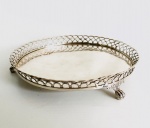 BELA BILHETEIRA EM PRATA DE LEI BATIDA. LINDO TRABALHO DE OURIVESSARIA BRASILEIRA ESTILO E ÉPOCA DONA MARIA I. GALERIA FENESTRADA, PLANO LISO. ASSENTE SOBRE TRÊS PÉS EM GARRA. BRASIL, SEC. XVIII/XIX. 19 CM DE DIAMETRO