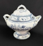 SPERANZA    RÖRSTRAND - GRANDE SOPEIRA EM FAIANÇA COM DECORAÇÃO NA TONALIDADE AZUL. ALÇAS E PEGA COM FIEITO DE PARRAS COM CACHOS DE UVA RELEVADOS. CORPO DECORADO COM EXUBERANTES FLORES. MARCAS DA MANUFATURA RÖRSTRAND. SUÉCIA, FINAL DO SEC. XIX. 29 X 31 CM