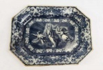 Joseph Clementson Pottery Company  SÉRIE CLASSICAL ANTIQUITIES  LINDA TRAVESSA EM FAIANÇA PRODUZIDA EM 1849. BELA DECORAÇÃO REPRESENTANDO A DEUSA NIX (DEUSA DA NOITE) COBRINDO-SE COM SUA CAPA MÁGICA QUE LHE PERMITE TUDO OBSERVAR A NOITE SEM SER VISTA. ESSE É UM LINDO E RARO EXEMPLAR DA SÉRIE DE ANTIGUIDADES CLÁSSICAS PRODUZIDO POR JOSEPH CLEMENTSON NA DECADA DE 1840. INGLATERRA, 1849. 35 CM DE COMPRIMENTO (imperceptível fio de cabelo visível somente pelo fundo da travessa)NOTA: NIX, na mitologia grega, é a personificação da noite. Uma das melhores fontes de informação sobre essa deusa provém da teogonia de Hesíodo. Muitas referências são feitas a Nix naquele poema que descreve o nascimento dos deuses gregos. A Noite desempenhou um papel importante no mito como um dos primeiros e mais poderosos seres a vir à existência. Hesíodo afirma que Nix é filha do Caos, sendo a segunda criatura, seguida de seu irmão gêmeo Érebo, a escuridão, a emergir do vazio, logo depois surgem Gaia, a mãe Terra, Tártaro, as trevas abismais, Eros, o amor da criação, que são considerados irmãos de Caos. Dessas forças primordiais sobreveio as outras das divindades gregas. Nix é a patrona das feiticeiras e bruxas, é a Deusa dos segredos e mistérios noturnos, rainha dos astros noturnos. Nix é cultuada por bruxas e feiticeiras, que acreditavam que ela dá fertilidade à terra para brotar ervas encantadas. Também se acreditava que Nix tem total controle sobre vida e morte, tanto dos homens como dos Deuses. Homero se refere a Nix com o epíteto "A domadora dos Homens e dos Deuses", demonstrando como os outros Deuses respeitavam-na e temiam esta poderosíssima Deidade. Nix, assim como Hades, possui um capuz que a torna invisível a todos, assistindo assim ao universo sem ser notada. Foi Nix que colocou Hélio entre seus filhos (Hemera, Éter e Hespérides), quando os outros Titãs tentaram assassiná-lo. Zeus tem um enorme respeito e temível pavor de Nix, a Deusa da Noite, Os filhos de Nix são a Hierarquia em poder para os Deuses, sua maioria são divindades que habitam o mundo subterrâneo e representam forças indomáveis que nenhum outro deus poderia conter. Em uma versão, as Erínias são as filhas de Nix (Ésquilo). Quase todos os povos da Itália representavam Nix com um manto volante recamado de estrelas por cima de sua cabeça. Representam-na também coroada de papoulas e envolta num grande manto negro, estrelado. Na mitologia grega, a papoula está relacionada a Hipnos que a tinha como planta favorita e, por isso, era representado com os frutos desta planta na mão. Frequentemente, ela é representada coroada de papoulas e envolta num grande manto negro e estrelado. Às vezes num carro arrastado por cavalos pretos ou por dois mochos, e a deusa cobre a cabeça com um vasto véu salpicado de estrelas e com uma lua minguante na testa ou como brincos.