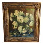 ESCOLA EUROPÉIA  OST  BELISSIMA COMPOSIÇÃO FLORAL COM ROSAS EM UM VASO SOBRE A MESA. MAGNIFICA MOLDURA! ITÁLIA, INICIO DO SEC. XX. 68 X 77 CM (CONSIDERANDO-SE O TAMANHO DA MOLDURA) SEM ELA 48,5 X 55 CM