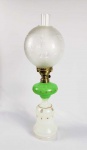 BELO LAMPIÃO DE QUEROSENE EM VIDRO OPALINADO REMATADO POR ESMALTES RELEVADOS. BASE EM BRANCO E BOJO VERDE. MUITO BOM ESTADO DE CONSERVAÇÃO! FRANÇA, SEC. XIX, 60 CM DE ALTURA