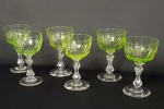 BACCARAT URALINA. LINDO CONJUNTO COM SEIS TAÇAS PARA VINHO BRANCO COM FUSTE E BASE TRANSLÚCIDA E BOJO COM INCLUSÃO DE URALINA. ELEGANTE LAPIDAÇÃO E BELO MONOGRAMA JPN ENTRELAÇADO. PERTENCEU A UM DOS SERVIÇOS DE JOSÉ PAULINO NOGUEIRA, REPUBLICANO HISTÓRICO E HERÓICO BENEMÉRITO DE CAMPINAS FRENTE A EPIDEMIA DE FEBRE AMARELA DE 1889 QUE DIZIMOU 10% DA POPULAÇÃO. EXCELENTE ESTADO DE CONSERVAÇÃO! FRANÇA, SEC. XIX. 11,5 CM DE ALTURA.