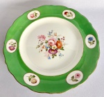 DUQUE DE CAXIAS RARÍSSIMO PRATO  DE SOBREMESA EM PORCELANA PERTENCENTE AO SERVIÇO DO DUQUE DE CAXIAS, LUIZ ALVES DE LIMA E SILVA UM DOS QUATRO DUQUES BRASILEIROS (O ÚNICO SEM SANGUE REAL) . ABA NA TONALIDADE VERDE COM RESERVAS FLORAIS PINTADAS MANUALMENTE. ARREMATES EM OURO. CALDEIRA COM EXUBERANTE RESERVA FLORAL. ESSE SERVIÇO FOI APREGOADO EM LEILÃO EM 1928 ADQUIRIDO PELO COLECIONADOR INACIO AREAL REALIZADO PELO LEILOEIRO DA ÉPOCA, BASTOS DIAS. DEPOIS EM 1983 FOI LEILOADO POR FERNANDO SOARES EM SÃO PAULO ESSA PEÇA EM PREGÃO TAMBÉM ESTÁ REPRODUZIDA NO CATÁLOGO DO LEILÃO REFERIDO ACIMA (O DE FERNANDO SOARES) E FOI REPRODUZIDA EM MATÉRIA DA DÉCADA DE 90 SOBRE INVESTIMENTO EM MERCADO DE ARTES (VIDE FOTOS DA MATÉRIA E DO CATÁLOGO DO LEILÃO). PEÇA DESSE APARELHO ESTA REPRODUZIDA A PÁGINA 209 DO LIVRO LOUÇA DA ARISTOCRACIA DO BRASIL POR JENNY DREYFUS. FRANÇA, SEC. XIX. 25,5 CM DE DIAMETRO NOTA: Luís Alves de Lima e Silva (25/8/1803-7/5/1880) nasce em Vila do Porto da Estrela, em uma família de militares. É declarado cadete aos 5 anos. Em 1823, com apenas 20 anos, participa da campanha pelo reconhecimento da independência na Bahia como tenente. Promovido a capitão, conduz a linha de frente brasileira na Guerra da Cisplatina em 1825. É nomeado major e chefia o batalhão do imperador até 1831. Em 1840 combate os focos de resistência ao governo central no Maranhão e no Piauí. Em recompensa pela pacificação das duas províncias, é elevado ao posto de brigadeiro e recebe o título de barão de Caxias. Como comandante das Armas da Corte, reprime a Revolução Liberal de 1842 em São Paulo e em Minas Gerais e dirige as tropas imperiais contra a Revolta dos Farrapos. Em 1845, dom Pedro II o indica para o Senado pelo Rio Grande do Sul. Lidera as tropas do Exército nas guerras platinas em 1851 e exerce, depois, a Presidência da província gaúcha. Em 1866 chefia as forças brasileiras na Guerra do Paraguai e conquista Assunção em 1869. No mesmo ano recebe o título de duque de Caxias. Morre na cidade de Barão de Juparanã, no Rio de Janeiro. Duque de Caxias (Luís Alves de Lima e Silva) (1803-1880) foi um militar brasileiro. É o Patrono do Exército. Foi um dos maiores vultos da nossa história. Foi chamado de O Pacificador. No dia 25 de agosto, dia do seu nascimento, é comemorado o dia do soldado. Luís Alves de Lima e Silva nasceu na fazenda São Paulo, no Taquaraçu, próximo da Vila Estrela, hoje município de Duque de Duque de Caxias, Rio de Janeiro, no dia 25 de agosto de 1803. Filho de Francisco de Lima e Silva e de Cândida de Oliveira Belo cresceu em meio a uma família de militares. Seu avô, José Joaquim de Lima e Silva, um militar português, imigrou para o Brasil em 1767 e se instalou no Rio de Janeiro, então capital do país. Seu pai foi brigadeiro do Exército Imperial e membro da Regência-Trina durante a menoridade de Dom Pedro II. No dia 22 de novembro de 1808, o 1.º Regimento de Infantaria de Linha, comandado por seu avô, recebia o novo soldado com cinco anos, apenas uma homenagem a seu avô, o Ministro da Guerra. Entre 1809 e 1817, estudou no Seminário São Joaquim (hoje Colégio Pedro II). Em 1818, Luís Alves entrou para a Escola Militar do Largo do São Francisco, onde permaneceu até 1821. Foi cadete, alferes e tenente. Quando concluiu o curso, foi incorporado ao 1.º Batalhão de Fuzileiros. Em 1822, o Brasil torna-se independente e Luís Alves ingressa no Batalhão do Imperador, comandado por seu tio José Joaquim de Lima e Silva. Em 1823, participou da luta no combate aos soldados portugueses da Bahia que relutavam a aceitar a Independência do país. Com a vitória do Batalhão, Luís Alves foi promovido a Capitão e com 21 anos recebia a Imperial Ordem do Cruzeiro, das mãos de D. Pedro I. Em 1825, Luís Alves foi chamado para mais uma vez manter a unidade nacional, desta vez na Campanha da Cisplatina conflito ocorrido entre o Brasil Império e as Províncias Unidas do Rio da Prata, pela posse da "Província Cisplatina", no Uruguai. Três vezes foi citado por bravura. Ganhou as insígnias de Major e as comendas da Ordem de São Bento de Ávis e a ordem da Rosa. Em 1831, após a abdicação de D. Pedro I, Luís Alves foi um dos poucos que permaneceu ao lado do monarca. Foi chamado pelo ministro da Justiça, Padre Feijó, para organizar o Batalhão Sagrado, para manter a ordem no Rio de Janeiro, evitando a anarquia. Nesse mesmo ano, organizou a Guarda Municipal, que depois foi transformada em Guarda Municipal Permanente. Em 1832 a Guarda Municipal lutou contra a tentativa de derrubar a Regência-Trina, durante a menoridade de Dom Pedro II. No dia 2 de fevereiro de 1833, Duque de Caxias casa-se com Ana Luísa do Loreto Carneiro Vianna de apenas 16 anos, neta da Baronesa de São Salvador de Campos. Em dezembro do mesmo ano nasce Luísa de Loreto. Em 24 de junho de 1836 nasce sua segunda filha, Ana de Loreto. O filho Luís Alves Júnior faleceu na adolescência. Em 1837, com 34 anos, Luís Alves foi promovido a Tenente-Coronel, em seguida, deixou o comando da Guarda Permanente. Em 1839, foi nomeado comandante-geral das forças militares do Maranhão e presidente da Província. Sua missão: sufocar a revolta dos que se opunham ao governo provincial e ocupavam acidade de Caxias. Conhecida como Balaiada, a campanha de Lima e Silva saiu vitoriosa. Em 1841, de volta ao Rio de Janeiro, Luís Alves é promovido a General-Brigadeiro e recebeu o título de Barão de Caxias, referência à cidade que conseguiu pacificar. Em 1842, o Barão de Caxias foi nomeado "Comandante das Armas da Corte", cargo já ocupado por seu pai. Nessa época, eclodiu a revolução liberal em São Paulo e Minas Gerais, que Caxias reprimiu com facilidade e entrou em Sorocaba, onde enfrentou seu antigo chefe, o Padre Feijó. Em Minas Gerais, destacou-se no combate de Santa Luzia, decisivo para a vitória. Ao voltar, reassume o comando das armas, como o Pacificador. Após pacificar três províncias, faltava só o Rio Grande do Sul onde a Guerra dos Farrapos entrava no seu sétimo ano. Foi nomeado "presidente da província do Rio Grande do Sul"e "Comandante das Armas". Reorganizou as forças imperiais e depois de dois anos saiu vitorioso. Com a vitória, na Guerra dos Farrapos, Caxias foi agraciado com o título de Conde, em 2 de abril de 1845 e escolhido para o Senado por Dom Pedro II, mandato que exerceu junto com seu pai. Em 1855 foi nomeado para a Pasta da Guerra e em 1862 para "Presidente do Conselho". Nesse mesmo ano, foi promovido a Marechal Graduado do Exército. Caxias combateu em vários conflitos de fronteira no Sul do Brasil e voltou vitorioso ao Rio de Janeiro, quando, recebeu o título de Marquês. A Guerra do Paraguai foi o maior conflito armado ocorrido na América do Sul, na bacia do rio da Prata, que envolveu Paraguai, Argentina, Uruguai e Brasil. O Paraguai era o país que havia alcançado um certo progresso econômico autônomo e seu presidente Solano López resolveu ampliar o território paraguaio e criar o Paraguai Maior, anexando regiões da Argentina, do Uruguai e do Brasil (como Rio Grande do Sul e Mato Grosso), com o objetivo de conquistar o acesso ao Atlântico. Em 1864, o Paraguai ordenou o aprisionamento do navio brasileiro Marquês de Olinda, no rio Paraguai. A resposta brasileira foi a imediata declaração de guerra ao Paraguai. Em 1865, o Paraguai invadiu o Mato Grosso e o Norte da Argentina, e os governos do Brasil, Argentina e Uruguai criaram a Tríplice Aliança contra Solano López. O Brasil, Argentina e Uruguai contavam com o apoio inglês, recebendo empréstimos para equipar e manter poderosos exércitos. Depois de algumas derrotas, em 1867, Luís Alves de Lima e Silva, então Marquês de Caxias, assumiu o comando das forças militares imperiais, vencendo rapidamente importantes batalhas como as de Itororó, Avaí, Angosturas e Lomas Valentinas, chamadas dezembradas por terem ocorrido no mês de dezembro de 1868. Finalmente Assunção foi ocupada em 5 de janeiro de 1869. Após a vitória do Brasil na Guerra do Paraguai, Caxias com 66 anos recebe o título de Duque, com medalhas e condecorações. No dia 23 de março de 1874 morre sua esposa. Em 1875, o Duque de Caxias foi nomeado, por Dom Pedro II, para a presidência do Conselho de Ministros e assume também o Ministério da Guerra. Era um Gabinete que serviria à princesa Isabel na ausência do Imperador. Em 1877, cansado e doente, Duque de Caxias se retira para a fazenda do Barão de Santa Mônica, de seu genro, hoje Ji-Paraná, Rio de Janeiro. No dia 7 de maio de 1880, às 20 horas e 30 minutos, fechava os olhos para sempre aquele bravo militar e cidadão que vivera no seio do Exército para glória do próprio Exército. No dia seguinte, em trem especial, chegava na Estação do Campo de Santana o seu corpo, vestido com o seu mais modesto uniforme de Marechal de Exército, trazendo ao peito apenas duas das suas numerosas condecorações, as únicas de bronze: a do Mérito Militar e a Geral da Campanha do Paraguai, tudo consoante suas derradeiras vontades expressas. Outros desejos testamentários são respeitados: enterro sem pompa; dispensa de honras militares; o féretro conduzido por seis soldados da Guarnição da Corte, dos mais antigos e de bom comportamento, aos quais deveria ser dada a quantia de trinta cruzeiros (cujos nomes foram imortalizados no pedestal de seu busto, no passadiço do Conjunto Principal antigo da Academia Militar das Agulhas Negras); o enterro custeado pela Irmandade da Santa Cruz dos Militares; e seu corpo não embalsamado. Quantas vezes o caixão foi transportado, suas alças foram seguras por seis Praças de Pré do 1º e do 10º Batalhão de Infantaria. No ato do sepultamento, o grande literato Visconde de Taunay, então Major do Exército, proferiu alocução assim concluída: "Carregaram o seu féretro seis soldados rasos; mas, senhores, esses soldados que circundam a gloriosa cova e a voz que se levanta para falar em nome deles, são o corpo e o espírito de todo o Exército Brasileiro. Representam o preito derradeiro de um reconhecimento inextinguível que nós militares, de norte a sul deste vasto Império, vimos render ao nosso velho Marechal, que nos guiou como General, como protetor, quase como pai, durante 40 anos; soldados e orador, humilde todos em sua esfera, muito pequenos pela valia própria, mas grandes pela elevada homenagem e pela sinceridade da dor". Seu testamento lavrado em 23 de abril de 1874 mostra que esse grande brasileiro que defendeu invictamente o Brasil por tantas vezes e ocupou posições tão importantes morreu sem muitos bens, mas buscando honrar sua pátria e o serviço a ela prestado. Reza o texto de suas últimas vontades expressas: Em Nome de Deus Amém: Eu, Luiz Alves de Lima, Duque de Caxias, achando-me com saúde e meu perfeito juízo, ordeno o meu testamento, da maneira seguinte: sou católico romano, tenho nesta fé vivido, e pretendo morrer. Sou natural do Rio de Janeiro, batizado na freguesia de Inhamerim; filho legítimo do Marechal Francisco de Lima e Silva, e de sua legítima Mulher, dona Mariana Cândida Bello de Lima, ambos já falecidos. Fui casado a face da Igreja com a virtuosa dona Anna Luiza Carneiro Viana de Lima, Duquesa de Caxias, já falecida, de cujo matrimônio restam dois filhos que são Luiza e Anna, as quais se acham casadas; a primeira com Francisco Nicolas Carneiro Nogueira da Gama, e a segunda, com Manoel Carneiro da Silva, as quais são as minhas legítimas herdeiras. Declaro que nomeio meus testamenteiros, em 1º lugar, o meu genro Francisco Nicolas, em 2º meu genro Manoel Carneiro, em 3º meu irmão e amigo, o Visconde de Tocantins, e lhes rogo que aceitem esta testamentária, da qual só darão contas no fim de dois anos. Recomendo a estes que quero que meu enterro seja feito, sem pompa alguma, e só como irmão da Cruz dos Militares, no grau que ali tenho. Dispensando o estado da Casa Imperial, que se costuma a mandar aos que exercem o cargo que tenho. Não desejo mesmo, que se façam convites pro meu enterro, porque os meus amigos que me quiserem fazer este favor, não precisam dessa formalidade e muito menos consintam os meus filhos que eu seja embalsamado. Logo que eu falecer deve o meu testamenteiro fazer saber ao Quartel General, e ao ministro da Guerra que dispenso as honras fúnebres que me pertencem como Marechal do Exército e que só desejo que me mandem seis soldados, escolhidos dos mais antigos, e melhor conduta, dos corpos da Guarnição, pra pegar as argolas do meu caixão, a cada um dos quais o meu testamenteiro, no fim do enterro, dará 30$000 de gratificação. Declaro que deixo ao meu criado, Luiz Alves, quatrocentos mil réis e toda a roupa do meu uso. Deixo ao meu amigo e companheiro de trabalho, João de Souza da Fonseca Costa, como sinal de lembrança, todas as minhas armas, inclusive a espada com que comandei, seis vezes, em campanha, e o cavalo de minha montaria, arreado com os arreios melhores que tiver na ocasião da minha morte. Deixo à minha irmã, a Baronesa de Suruhi, as minhas condecorações de brilhantes da ordem de Pedro I como sinal de lembrança e a meu irmão, o Visconde de Tocantins, meu candieiro de prata, que herdei do meu pai. Deixo meu relógio de ouro com a competente corrente ao Capitão Salustiano de Barros Albuquerque, também como lembrança pela lealdade com que tem me servido como amanuense. Deixo à minha afilhada Anna Eulália de Noronha, casada com o Capitão Noronha, dois contos de réis. Cumpridas estas disposições, que deverão sair da minha terça, tudo o mais que possuo será repartido com as minhas duas filhas Anna e Luiza, acima declaradas. Mais nada tenho a dispor, dou por findo o meu testamento, rogando as justiças do país, que o façam cumprir por ser esta a minha última vontade escrita por mim e assinada. Rio de Janeiro, 23 Abr 1874 - Luis Alves de Lima Duque de Caxias.