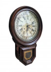 INGRAHAM COMPANY  BELO RELÓGIO DE PAREDE MODELO GRAVATINHA COM CAIXA EM MADEIRA DE CARVALHO, CALENDÁRIO PERPÉTUO. SONERIA A CADA HORA. SELO DA MANUFATURA NO FUNDO DA CAIXA. EUA, SEC. XIX/XX. 65 CM DE ALTURA