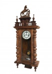 JUNGHANS MODELO CAVALINHO  RELÓGIO DE PAREDE COM CAIXA EM MADEIRA. MOSTRADOR COM VIDRO ESMALTADO. SONERIA A CADA MEIA HORA. FUNCIONANDO. ACOMPANHA CHAVE DE CORDA. ALEMANHA, SEC. XIX/XX. 99 CM DE ALTURA