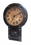 RELOGIO DE PAREDE COM CAIXA EM MADEIRA E INCRUSTAÇÕES DE MADREPÉROLA. SONERIA A CADA HORA. ACOMPANHA CHAVE DE CORDA. EUA, FINAL DO SEC. XIX OU INICIO DO XX. 68 CM DE ALTURA