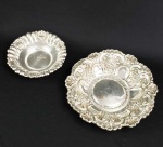 DOIS BOWLS EM PRATA DE LEI DECORADOS COM CONCHEADOS E ROCAILLE TAMBÉM MAFNIFICO LAUREL.  PORTUGAL, INICIO DO SEC. XX. 21 CM DE DIAMETRO (O MAIOR)