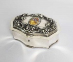 BELA CAIXA COFRE EM PRATA DE LEI. CONTRASTES PARA PORTUGAL (ÁGUIA) E PRATEIRO DO INÍCIO DO SEC. XX. TAMPA TEM MEDALHÃO EM PORCELANA INCRUSTADO COM CENA GALANTE. FEITIO RECORTADO. INTERIOR FORRADO EM VELUDO CARMESIM. PORTUGAL, INICIO DO SEC. XX. 16 CM DE COMPRIMENTO.
