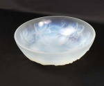 ETLING FRANCE  MAGNIFICO BOWL EM VIDRO ARTISTICO SATINE OPALESCENTE. DECORADO COM PARRAS DE UVA RELEVADAS E TENDO TRES CACHOS DE UVA A GUISA DE PÉS. COM ASSINATURA EM RELEVO.  ESTILO E ÉPOCA ART DECO. FRANÇA, INICIO DO SEC. XX. 19,5 CM DE DIAMETRO.NOTA: Em 1909 Edmond Laurent Etling fundou uma empresa com seu próprio nome. Ele abriu uma loja em Paris no "Rue de Paradis nr. 29. Nesta loja era possível comprar os objetos de arte mais exclusivos da época, feitos principalmente em bronze, cerâmica ou vidro. Etling representava escultores famosos do mundo e artistas como Dimitri Chiparus, A. Godard, Claire-Jean Roberte Colinet, Lucille Sevin e seu marido Jean Theodore Delabassé, Gazan, Georges Beal, Maurice Guiraud-Rivière e Marcel Guillard. Estes artesãos eram todos artistas destacados da arte moderna francesa em seu tempo e criaram condições ideais para o florescimento artístico do período. Etling desempenhou um papel significativo no estilo, que mais tarde se tornou conhecido como art deco. Paris era o coração da arte moderna durante o período entre a Primeira e a Segunda Guerra Mundial. A capital cultural do mundo funcionava como uma espécie de ímã sobre os muitos artistas famosos e menos famosos, como ainda é o caso hoje em dia. Eventualmente, a exposição "l'Exposition Internationale des Arts Décoratifs et Industriels Modernes" a partir de 1925 deu o nome ao estilo art déco. A empresa de Edmond Laurent Etling parou durante a Segunda Guerra Mundial e, infelizmente, o senhor Etling, como judeu, foi deportado com sua família e morreu num campo de concentração alemão. Seus moldes nunca foram encontrados Este foi também o fim do período Art Déco, cuja constatação deu-se na "Feira Mundial", em Nova York (1940).No entanto, o nome Etling sempre foi relacionado com excelente qualidade artística e é muito procurada hoje em dia pelos verdadeiros admiradores do estilo deco.