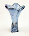 MOSER  BELO FLOREIRO EM  CRISTAL COM GUARNIÇÕES EM METAL COM TONALIDADE QUE VARIA DO AZUL AO LILÁS DEPENDENDO DO TIPO DA LUZ INCIDENTE. ISTO SE DEVE A INCLUSÃO NA COMPOSIÇÃO DO MINERAL NEODÍMIO OU ALEXANDRITA DESCOBERTO PELO BARÃO AUSTRÍACO CARL AUER VON WELSBACH EM 1885. INTEGRADO NO PROCESSO DE PRODUÇÃO, É UMA MARCA REGISTRADA DA FAMOSA CRISTALERIA. SEÇÃO RETANGULAR. GURANIÇÃO EM METAL. TCHECOSLOVÁQUIA, SEC. XX. 18 CM DE ALTURA