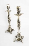 PAR DE CASTIÇAIS EM PRATA DE LEI. MARCAS DE CONTRASTE COM TEOR 833, FUSTE FACETADO DECOCARO COM ROCAILLES E CONCHEADOS. BASE SEGUE O MESMO PADRÃO DECORATIVO. ELEVADOS POR QUATRO PÉS EM ROCAILLE VEGETALISTA. BRASIL, SEC. XX. 27 CM DE ALTURA. 1145 G
