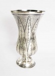 BELO FLOREIRO EM PRATA DE LEI TEOR 800. ESTILO E ÉPOCA ART DECO. DECORADOS COM FOLHAGENS ESTILIZADAS. EUROPA, INICIO DO SEC. XX. 20 CM DE ALTURA. 350 G