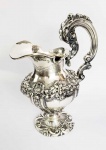 GRANDE JARRO EM PRATA DE LEI  COM MARCAS DA PRATARIA UNIÃO E TEOR 833. DECORAÇÃO DOM JOÃO V COM CONCHEADOS E ROCAILLES. BRASIL, SEC. XIX. 30 CM. 1130 G