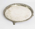 SALVA EM PRATA DE LEI COM MARCA PSEUDO P COROADO. GALERIA FENESTRADA COM FLORES. PLANO COM ROCAILLES CINZELADAS. BRASIL, SEC. XIX. 32 CM DE DIAMETRO. 940 G