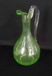 JOSÉ PAULINO NOGUEIRA  BACCARAT URALINA. LINDO LINDO DECANTER EM CRISTAL DE BACCARAT COM ALÇA TRANSLUCIDA E CORPO COM INCLUSÃO DE URALINA. ELEGANTE LAPIDAÇÃO E BELO MONOGRAMA JPN ENTRELAÇADO. PERTENCEU A UM DOS SERVIÇOS DE JOSÉ PAULINO NOGUEIRA, REPUBLICANO HISTÓRICO E HERÓICO BENEMÉRITO DE CAMPINAS FRENTE A EPIDEMIA DE FEBRE AMARELA DE 1889 QUE DIZIMOU 10% DA POPULAÇÃO. FRANÇA, SEC. XIX. EXCELENTE ESTADO DE CONSERVAÇÃO! 28 CM DE ALTURA.NOTA: JOSÉ PAULINO NOGUEIRA provém de mui nobre casa, entrelaçada com a de importantes figuras nacionais como O PATRIARCA DA INDEPENDÊNCIA JOSÉ BONIFÁCIO DE ANDRADA E SILVA, SUA FILHA REGINA casou-se com o neto de AURELIANO DE SOUSA E OLIVEIRA COUTINHO, VISCONDE DE SEPETIBA originando o tronco COUTINHO NOGUEIRA. Assim como um neto seu contraiu núpcias com a neta do 4. PRESIDENTE DO BRASIL JOAQUIM FERRAZ DE CAMPOS SALLES. José Paulino Nogueira tinha parentesco com o BARÃO DE ATALIBA NOGUEIRA E A BARONESA DE ANHUMAS.  José Paulino Nogueira era coronel da Guarda Nacional, abolicionista e republicano, tendo sido eleito pela primeira vez vereador no final do Império, como militante do PRP/Partido Republicano Paulista em Campinas. Tinha em sociedade com o CORONEL BENTO QUIRINO uma importante casa comissionaria de exportação de café.  Essa casa comercial era frequentada por políticos e intelectuais que a apelidaram de Sociedade Anônima de Interesse Geral. Ali conheceu Campos Salles, uma amizade que, no futuro, uniu as duas famílias  seu neto, Paulo Nogueira Filho, casou-se com Regina Coutinho (Nogueira), neta do ex-presidente da República. A loja era um centro de atividades sociais que reunia empreendedores preocupados com o interesse público da cidade e da então Província de São Paulo. Ali, Campos Salles, Francisco Glicério, Jorge Miranda, Francisco Quirino, Américo Brasiliense e Salvador Penteado se reuniam para combater a monarquia e defender o fim da escravatura. Tal loja ficava no Largo do Carmo, na esquina das ruas Benjamim Constant e Sacramento; onde hoje existe uma placa de mármore com agradecimento do povo para Bento Quirino e José Paulino quando da epidemia de 1889.  Em 1871 integra a Boemia Dramática Campineira, dirigida pelo maestro SantAna Gomes.Em 1885 torna-se acionista da Companhia Campineira Carris de Ferro. Em 1889 assume uma cadeira na CÂMARA DE VEREADORES DE CAMPINAS. Foi nesse ano que enfrentou com bravura a epidemia de Febre amarela que varreu Campinas. A família Nogueira, de Campinas, é originária da cidade mineira de Baependi, para onde migraram alguns Nogueiras do Ó, vindos de Portugal.      O livro Campinas, seu berço e juventude do historiador Celso M. de Mello Pupo traz informações que permitem tratar a origem da família Nogueira na região de Campinas e a sua história até a metade século XIX. Nela fica-se sabendo que a formação da família Nogueira confunde-se com a própria formação do município de Campinas, tamanha a importância que ela teve no contexto histórico e político da cidade.       Conforme PUPO (1969, p. 227), foi um importante fidalgo português conhecido como Capitão Mor Tomé Rodrigues Nogueira do Ó que imigrou de Portugal no século XVIII, vindo a se instalar como proprietário de lavras na região próxima a vila de São João Del Rei que deu início ao importante ramo familiar dos Nogueira, destacando personalidades na política, cultura e administração pública, sempre dotados de importantes títulos imobiliários e muito prestígio.      Foi justamente uma das filhas do Capitão Tomé, Ângela Isabel Nogueira do Prado, que era casada em Baependi com Domingos Teixeira Vilela e mudou-se em junho de 1774 com o marido e seus dezesseis filhos para Campinas, tornando-se a primeira família desse futuro município, cuja origem será mencionada a seguir (PUPO, 1969, p. 231). Faz-se necessário aqui escrever sobre alguns de seus filhos, apesar de todos eles possuírem personalidades com intenso espírito público e com grandes realizações de caráter econômico pessoal, destaca-se neste texto apenas cinco deles, os que mais se identificam com os Nogueira em Campinas, principalmente em relação a suas atuações políticas, negócios e propriedades.    O segundo dos filhos do casal foi o Capitão Domingos Teixeira Nogueira importante político regional, grande proprietário de terras e senhor de engenho em Itu. O terceiro foi o Frei Antônio de Pádua, religioso franciscano que, junto com Barreto Leme, fundou a Freguesia de Nossa Senhora da Conceição das Campinas de Mato Grosso. Ele foi participante ativo da instalação da freguesia e do distrito, que deram origem ao município de Campinas em julho de 1774 (PUPO, 1969, p. 237).     O oitavo dos filhos foi o Guarda-Mor Manuel Teixeira Vilela, o último dos irmãos a se transferir de Minas Gerais para Campinas. Ele fez fortuna com a atividade açucareira como produtor e comerciante de açúcar, era dono de escravos e de várias propriedades agrícolas em torno da confluência dos rios Jaguarí com o Atibaia, dentre elas a Fazenda Salto Grande e Morro Alto, e o engenho Cachoeira e Saltinho. Seu filho primogênito, Antônio Manuel Teixeira foi considerado um dos homens mais ricos da região, possuía 600 escravos em suas seis fazendas, foi um dos idealizadores da revolução de 1842, conhecida como Revolta da Venda Grande, foi processado, condenado e anistiado, posteriormente elegeu-se deputado provincial durante duas legislaturas de 1846 a 1849.  O nono filho, o Capitão Felipe Néri Teixeira foi indicado em 1788 para assumir o cargo de capitão agregado de Campinas posto até então ocupado por Barreto Leme, falecido naquele ano. Foi um dos introdutores da atividade açucareira em Campinas, fazia parte da primeira geração de produtores de açúcar da família Nogueira. Além de escravos, Felipe N. Teixeira possuía pelo menos duas sesmarias no município: uma entre o rio Atibaia e o ribeirão Anhumas (denominada até hoje de Fazenda Anhumas) e outra denominada de Barra, que atualmente localiza-se o bairro Chácara da Barra e um engenho no município de Porto Feliz.      A cultura do açúcar marca a entrada da lavoura comercial na Província de São Paulo. Região, até então, de poucos escravos, ela criava, agora, uma demanda por mão-de-obra africana. Nesta região, como nas demais da colônia, dentro das condições da época, o escravo era peça indispensável ao desenvolvimento da cultura canavieira.       Como incentivador da atividade canavieira, o Capitão Felipe Néri Teixeira e outros produtores, foram considerados por PUPO (1969, p. 57) os principais proprietários de escravos de Campinas durante o final do século XVIII. Esse autor aponta que:  Quatro maiores proprietários poderiam ser os primeiros fabricantes e exportadores de açúcar, a indústria primeira que notabilizou e enriqueceu Campinas: Antônio Ferraz de Campos com 23 escravos em 1790, passou para 55 em 1795; Felipe Néri Teixeira com 17 escravos em 1790, saltou para 27 escravos em 1790; Joaquim José Teixeira Nogueira, de 10 escravos em 1790, foi a 24 escravos em 1795; e Francisco de Paula Camargo, cunhado de Joaquim José Teixeira Nogueira, tinha 21 escravos... São estes os quatro maiores senhores de escravos em 1795.... (PUPO, 1969, p. 57).       Segundo SILVA (2006, p. 83), durante o século XVIII os principais engenhos da região de Campinas concentraram-se preferencialmente na direção Campinas-Moji-Mirim, no bairro rural de Atibaia, fazendo muitas vezes divisa com a estrada de Goiás, e nas direções de Jundiaí e Itu. Essa autora destaca ainda que as propriedades fundiárias campineiras estiveram sempre em constantes transformações. Concessões, herança, dotes, vendas e compras de parcelas assim, fragmentaram-se e aglutinaram-se, mantendo-se como engenhos e/ou transformando-se em fazendas de café.    O décimo segundo filho do casal, o Capitão Joaquim José Teixeira Nogueira, foi o proprietário do engenho Sítio Grande, nome mudado posteriormente para Fazenda Chapadão (atualmente propriedade do Exército Brasileiro). Foi juiz de direito e vereador, seus filhos tornaram-se grandes fazendeiros de café da região e adquiriram importantes títulos imobiliários durante o Império. Seu neto, major Artur Nogueira, foi o responsável por restaurar, no final do século XVIII, a indústria açucareira na família como um dos fundadores da Usina Ester e da Companhia Carril Agrícola Funilense. Seu outro neto José Paulino Nogueira, personalidade política que se projetou na atividade agrícola, como um dos fundadores da Usina Ester, no mundo financeiro como Presidente do Banco Comercial e Fundador da Cia. Paulista de Seguros e no comércio como sócio da Cia. Agrícola de Cravinhos, uma das mais importantes organizações de café do estado. E por fim, Paulo de Almeida Nogueira, também neto de Capitão Joaquim José Teixeira Nogueira, advogado, deputado estadual, importante pecuarista leiteiro, proprietário da fazenda São Quirino em Campinas, banqueiro e um dos três fundadores da Usina Ester.      No período entre meados do século XVIII, quando se instaram na região até a metade do século XIX, a família Nogueira participou intensamente da vida política e econômica de Campinas pois alguns de seus membros ocuparam estratégicos cargos públicos e eram importantes proprietários de terras, escravos e produtores de açúcar.      Assim, o caso da família Nogueira assemelha-se com a de outros barões do café em São Paulo, ou seja, surgiram como senhores de engenho no final do século XVIII, muitos com capital acumulado nas minas, enriqueceram com a produção, comércio e transporte de açúcar, expandindo suas propriedades e o número de escravos.