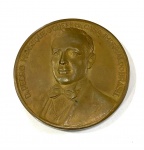 RARISSIMA MEDALHA DOM PEDRO HENRIQUE CHEFE DA CASA IMPERIAL DO BRASIL  FORAM CUNHADOS APENAS 100 EXEMPLARES (KURT PROBEL CATALOGO DAS MOEDAS DA REPÚBLICA PAG. 126). CUNHADA EM BRONZE TEM NO VERSO EFIGIE DE DOM PEDRO HENRIQUE E A LEGENDA DOM PEDRO HENRIQUE CHEFE DA CASA IMPERIAL DO BRASIL. O ANVERSO TEM O BRASÃO DO IMPÉRIO DO BRASIL COM A INSCRIÇÃO LATINA IN HOC SIGNO VINCES (SOB ESSE SIMBOLO VENCERÁS) E A DATA EM LATIM 13 DE SETEMBRO DE 1953. CUNHADA PELA CASA DA MOEDA DO BRASIL. A MEDALHA FOI CUNHADA PARA COMEMORAR O TRASLADO DOS CORPOS DA PRINCESA ISABEL E DO CONDE DEU DA FRANÇA PARA O BRASIL, EM 1953. A PRINCESA E O CONDE DEU REPOUSAM NO MAUSOLÉU IMPERIAL NA IGREJA DE SÃO PEDRO DE ALCANTARA EM PETRÓPOLIS JUNTO AO IMPERADOR DOM PEDRO II E A IMPERATRIZ TEREZA CRISTINA. GRAVADOR B. RIBEIRO. TEM 5 CM DE DIAMETRO E PESA 77 G. NOTA: D. PEDRO HENRIQUE AFONSO FILIPE MARIA GASTÃO MIGUEL GABRIEL RAFAEL GONZAGA DE ORLÉANS E BRAGANÇA E BOURBON (*1909 - 1981). Era neto da princesa Isabel do Brasil e de Gastão, conde d'Eu, e bisneto do imperador Pedro II do Brasil e da imperatriz Teresa Cristina. Primeiro varão de Luís de Orléans e Bragança, príncipe imperial do Brasil, e de Maria Pia de Bourbon, princesa das Duas Sicílias, tornou-se Chefe da Casa Imperial do Brasil em 1921, quando da morte da avó, com apoio dos monarquistas e de seu tio, Pedro de Alcântara de Orléans e Bragança. Casou-se em 19 de agosto de 1937 com a princesa Maria Isabel da Baviera. Quando nasceu, a família imperial brasileira já estava exilada na França, havia vinte anos. Como seu tio, Pedro de Alcântara, havia renunciado aos seus eventuais direitos ao trono do Brasil em 1908, seu pai, Luís, tornou-se pretendente ao título de Príncipe Imperial do Brasil. Ao nascer, o jovem Pedro de Alcântara tornou-se pretendente ao título de Príncipe do Grão-Pará. Foi batizado na capela do Castelo d'Eu e tendo como padrinhos sua avó paterna, a princesa Isabel do Brasil, e o avô materno, Alfonso, conde de Caserta e chefe da Casa Real das Duas Sicílias. O jovem Pedro de Alcântara e sua família viviam entre o Castelo d'Eu e no palacete de Boulogne-sur-Seine. Foi educado primeiramente por sua avó, a princesa Isabel, e por preceptores imbuídos em educá-lo como futuro imperador do Brasil. Em 1920, seu pai faleceu em Cannes, França, vitimado pelos ferimentos adquiridos nas trincheiras da Primeira Guerra Mundial. Ainda em 1920, o decreto de banimento foi revogado pelo então presidente da República, Epitácio Pessoa. O avô de Pedro Henrique, conde d'Eu, conduziu parte da Família Imperial de volta ao Brasil; todavia, sua avó, a princesa Isabel, não foi, pois estava idosa e adoentada, e a viagem não lhe era recomendada. Mesmo assim, ficaram pouco no Brasil, pois suas vidas estavam consolidadas na Europa, e resolveram para lá voltar. Sua mãe, Maria Pia de Bourbon-Duas Sicílias, resolveu continuar morando na França, onde achava que ele poderia receber educação mais adequada, com seus irmãos Luís Gastão de Orléans e Bragança e Pia Maria de Orléans e Bragança. Formou-se em Ciências Políticas e Sociais pela Universidade de Sorbonne, na França. Tendo em vista o falecimento do pai em 1920, tornou-se pretendente ao título de Príncipe Imperial do Brasil. Em 14 de novembro de 1921 faleceu no Castelo dEu a princesa Isabel, e, aos 12 anos, ele se tornou Chefe da Casa Imperial do Brasil.  Casou em Leutstetten 17 de agosto e religiosamente na capela do castelo de Nymphenbourg, em Munique, em 19 de agosto de 1937, com a princesa Maria Isabel da Baviera, batizada Marie Elisabeth Françoise Josèphe Thérèse de Wittelsbach (nascida em Nymphenburg em 9 de setembro de 1914), princesa da Baviera, filha primogênita do príncipe Francisco da Baviera e da princesa Isabel Antônia de Cro. Tiveram doze filhos. O casal residiu primeiramente na França; durante várias vezes tentaram morar no Brasil, mas foram impedidos devido às dificuldades de locomoção geradas pela Segunda Guerra Mundial. A família imperial só conseguiu voltar para o Brasil em 1945, quando findou a guerra. Eles se instalaram primeiramente em Petrópolis, Rio de Janeiro, no palácio do Grão-Pará, e depois em casa no bairro do Retiro, em Petrópolis. No Brasil, Pedro Henrique viu sua posição consolidada, embora, periodicamente Pedro Gastão fizesse investidas. Pedro Henrique, talvez por não acreditar na possibilidade de restauração da monarquia, nunca se preocupou, embora instado a assumir algum papel em momentos de grave crise institucional, como em 1964 no início do golpe militar. Em 1951, Pedro Henrique comprou uma propriedade agrícola, a Fazenda Santa Maria, na cidade de Jacarezinho, interior do Paraná, onde se lançou como agricultor. Em 1965, retornou ao estado do Rio de Janeiro, instalando-se em Vassouras, cidade importante nos tempos do império, quando era pólo cafeeiro. No chamado Sítio Santa Maria, Pedro Henrique residiu até o final de sua vida. Antes mesmo de vir para o Brasil, Pedro Henrique se comunicava com o novo movimento monárquico existente no país, notadamente o Patrianovismo, uma organização da direita católica.Apesar das controvérsias geradas depois da renúncia de Pedro de Alcântara, Pedro Henrique consolidou sua posição como chefe da Casa Imperial do Brasil, principalmente entre as casas reais europeias, depois de seu casamento com a princesa bávara. Ainda assim, o sucessor de Pedro de Alcântara, Pedro Gastão de Orléans e Bragança, continuou a reivindicar a condição de chefe da Casa Imperial. Mesmo enfrentando o anonimato e a cláusula pétrea das constituições republicanas, Pedro Henrique foi atuante politicamente no período em que viveu no Brasil. Chegou a ser convidado por militares a dar um golpe de Estado, e restaurar a monarquia, mas ele recusou-se prontamente, alegando que não iria usar das táticas e artifícios aos quais à república sempre soube usar; disse também que só queria uma monarquia dentro da vontade democrática, e que voltasse por meio do povo, em um referendo. Em 5 de julho de 1981, Pedro Henrique faleceu em Vassouras. Em seus funerais comparecem centenas de monarquistas de todo o Brasil, em prova do fascínio da monarquia sobre a população. Foi sucedido pelo seu filho primogênito, Luís Gastão de Orléans e Bragança (1938), que costuma denominar Pedro Henrique como "Condestável das Saudades e da Esperança".