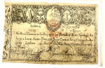 DONA MARIA I -  APÓLICE DO REAL ERÁRIO DATADA DE 1799  PRIMEIRA APROXIMAÇÃO DA CIRCULAÇÃO DE PAPEL MOEDA EM PORTUGAL. IMPRESSAS EM PAPEL DA FÁBRICA DE ALENQUER UTILIZARAM A TÉCNICA DE TALHE DOCE PARA IMPRESSÃO. OS DESENHOS SÃO SIMPLISTAS E RELACIONADOS A ATIVIDADE AGRÍCOLA, FONTE DE GERAÇÃO DE RIQUEZAS NA ÉPOCA. O VERSO ORIGINALMENTE EM BRANCO RECEBIA OS CARIMBOS DE RECEBIMENTO DOS JUROS ANO A ANO. O SURGIMENTO DESSAS APOLICES SE DEU PELO ENDIVIDAMENTO DE PORTUGAL COM A PARTICIPAÇÃO NA GUERRA DO ROUSSILON (1793-95) EM QUE ESPANHA, PORTUGAL E INGLATERRA SE UNIRAM CONTRA A FRANÇA REVOLUCIONARIA. OS COMBATES FORAM NOS PIRINEUS E A PRIMEIRA CONSEQUENCIA DA GUERRA FOI A EXECUÇÃO PELA GUILHOTINA DO REI DEPOSTO LOUIS XVI PRISIONEIRO DO DIRETÓRIO FRANCÊS. ESSE CONFLITO AUMENTARAM  OS DÉFICITS DA COROA E AGRAVARAM A CAPACIDADE PARA HONRAR OS PAGAMENTOS A REALIZAR. UMA SOLUÇÃO FOI CRIADA NO REINADO DE MARIA I, ATRAVÉS DO DECRETO DE 29 DE OUTUBRO DE 1796, QUE ABRIA À SUBSCRIÇÃO PÚBLICA UM EMPRÉSTIMO DE 10 MILHÕES DE CRUZADOS, FICANDO OS SUBSCRITORES TITULARES DE PEQUENAS APÓLICES DO REAL ERÁRIO. ESTAS APÓLICES ERAM DE VALOR NOMINAL INFERIOR A 100 MIL RÉIS E O SEU JURO VENCIA À TAXA ANUAL DE 5%. INICIALMENTE ESTAS NÃO TINHAM AS CARACTERÍSTICAS DE PAPEL-MOEDA, UMA VEZ QUE CORRIAM COMO LETRAS DE CÂMBIO QUE PODIAM SER ENDOSSADAS ENTRE TITULARES, QUE ASSIM PODIAM UTILIZÁ-LAS EM ALGUNS PAGAMENTOS. COM OS ALVARÁS DE 10 E DE 13 DE MARÇO DE 1797, BEM COMO O DE 13 DE JULHO DO MESMO ANO, A NATUREZA DAS APÓLICES FOI EQUIPARADA AO PAPEL-MOEDA, UMA VEZ QUE AQUELAS PASSARAM A PODER EFETUAR PAGAMENTOS DE DIREITOS E IMPOSTOS, ADQUIRINDO ASSIM PODER LIBERATÓRIO LIMITADO E CURSO FORÇADO ENTRE TITULARES. O JURO FOI UNIFORMIZADO NOS 6% ANUAIS E OS CIDADÃOS DE QUALQUER NACIONALIDADE PASSARAM A PODER CONTRAIR ESTES EMPRÉSTIMOS. ESSES PAPÉIS TIVERAM VALIDADE DE 40 ANOS E MUITOS ADOTARAM A AQUISIÇÃO DESSES TITULOS COMO FORMA DE INVESTIMENTO E RENTABILIDADE DO DINHEIRO. ENTRETANTO, EM 1808, COM A INVASÃO DE PORTUGAL E A FUGA DA FAMILIA REAL PARA O BRASIL HOUVE UMA AVALANCHE DE RESGATES DOS PAPÉIS EM BUSCA DA SEGURANÇA DA MOEDA EM OURO O QUE FEZ COM QUE OS TITULOS PERDESSEM NO AUGE DA CORRIDA ATÉ 60% DE SEU VALOR DE FACE. A PARTIR DAÍ NÃO FORAM MAIS PAGOS JUROS SOBRE AS APOLICES QUE CIRCULAVAM APENAS COMO PAPEL MOEDA COM A GARANTIA DO VALOR. DURANTE O CONFLITO ENTRE DOM PEDRO I EX IMPERADOR DO BRASIL (EM PORTUGAL DOM PEDRO IV) E SEU IRMÃO DOM MIGUEL I QUE USURPOU O TRONO DA PRINCESA BRASILEIRA DONA MARIA DA GLÓRIA AS NOTAS RECEBERAM CARIMBOS DOS DOIS IRMÃOS CADA UM PLEITEANDO A POSIÇÃO DE REI DE PORTUGAL. ESSA EM PARTICULAR, TEM O CARIMBO DE DOM PEDRO IV E O ANO DE 1826. NO VERSO TEM NOVE CARIMBOS DE RESGATE DOS JUROS ANUAIS. NA PARTE INFERIOR DO VERSO TEM AS INSCRIÇÕES: NO REAL ERARIO SE HA DE PAGAR AO PORTADOR DESTA APOLICE DE HOJE A UM ANNO DEZ MIL REIS COM O SEU COMPETENTE JURO LISBOA 10 DE ABRIL DE 1799. TEM A NUMERAÇÃO 137826 E ASSINATURA DOS TESOUREIROS DO REAL ERÁRIO. VALOR DE FACE 10.000 RÉIS. PORTUGAL, SEC. XVIII. 14 X 9,3 CM