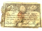 DONA MARIA I -  APÓLICE DO REAL ERÁRIO DATADA DE 1799  PRIMEIRA APROXIMAÇÃO DA CIRCULAÇÃO DE PAPEL MOEDA EM PORTUGAL. IMPRESSAS EM PAPEL DA FÁBRICA DE ALENQUER UTILIZARAM A TÉCNICA DE TALHE DOCE PARA IMPRESSÃO. OS DESENHOS SÃO SIMPLISTAS E RELACIONADOS A ATIVIDADE AGRÍCOLA, FONTE DE GERAÇÃO DE RIQUEZAS NA ÉPOCA. O VERSO ORIGINALMENTE EM BRANCO RECEBIA OS CARIMBOS DE RECEBIMENTO DOS JUROS ANO A ANO. O SURGIMENTO DESSAS APOLICES SE DEU PELO ENDIVIDAMENTO DE PORTUGAL COM A PARTICIPAÇÃO NA GUERRA DO ROUSSILON (1793-95) EM QUE ESPANHA, PORTUGAL E INGLATERRA SE UNIRAM CONTRA A FRANÇA REVOLUCIONARIA. OS COMBATES FORAM NOS PIRINEUS E A PRIMEIRA CONSEQUENCIA DA GUERRA FOI A EXECUÇÃO PELA GUILHOTINA DO REI DEPOSTO LOUIS XVI PRISIONEIRO DO DIRETÓRIO FRANCÊS. ESSE CONFLITO AUMENTARAM  OS DÉFICITS DA COROA E AGRAVARAM A CAPACIDADE PARA HONRAR OS PAGAMENTOS A REALIZAR. UMA SOLUÇÃO FOI CRIADA NO REINADO DE MARIA I, ATRAVÉS DO DECRETO DE 29 DE OUTUBRO DE 1796, QUE ABRIA À SUBSCRIÇÃO PÚBLICA UM EMPRÉSTIMO DE 10 MILHÕES DE CRUZADOS, FICANDO OS SUBSCRITORES TITULARES DE PEQUENAS APÓLICES DO REAL ERÁRIO. ESTAS APÓLICES ERAM DE VALOR NOMINAL INFERIOR A 100 MIL RÉIS E O SEU JURO VENCIA À TAXA ANUAL DE 5%. INICIALMENTE ESTAS NÃO TINHAM AS CARACTERÍSTICAS DE PAPEL-MOEDA, UMA VEZ QUE CORRIAM COMO LETRAS DE CÂMBIO QUE PODIAM SER ENDOSSADAS ENTRE TITULARES, QUE ASSIM PODIAM UTILIZÁ-LAS EM ALGUNS PAGAMENTOS. COM OS ALVARÁS DE 10 E DE 13 DE MARÇO DE 1797, BEM COMO O DE 13 DE JULHO DO MESMO ANO, A NATUREZA DAS APÓLICES FOI EQUIPARADA AO PAPEL-MOEDA, UMA VEZ QUE AQUELAS PASSARAM A PODER EFETUAR PAGAMENTOS DE DIREITOS E IMPOSTOS, ADQUIRINDO ASSIM PODER LIBERATÓRIO LIMITADO E CURSO FORÇADO ENTRE TITULARES. O JURO FOI UNIFORMIZADO NOS 6% ANUAIS E OS CIDADÃOS DE QUALQUER NACIONALIDADE PASSARAM A PODER CONTRAIR ESTES EMPRÉSTIMOS. ESSES PAPÉIS TIVERAM VALIDADE DE 40 ANOS E MUITOS ADOTARAM A AQUISIÇÃO DESSES TITULOS COMO FORMA DE INVESTIMENTO E RENTABILIDADE DO DINHEIRO. ENTRETANTO, EM 1808, COM A INVASÃO DE PORTUGAL E A FUGA DA FAMILIA REAL PARA O BRASIL HOUVE UMA AVALANCHE DE RESGATES DOS PAPÉIS EM BUSCA DA SEGURANÇA DA MOEDA EM OURO O QUE FEZ COM QUE OS TITULOS PERDESSEM NO AUGE DA CORRIDA ATÉ 60% DE SEU VALOR DE FACE. A PARTIR DAÍ NÃO FORAM MAIS PAGOS JUROS SOBRE AS APOLICES QUE CIRCULAVAM APENAS COMO PAPEL MOEDA COM A GARANTIA DO VALOR. DURANTE O CONFLITO ENTRE DOM PEDRO I EX IMPERADOR DO BRASIL (EM PORTUGAL DOM PEDRO IV) E SEU IRMÃO DOM MIGUEL I QUE USURPOU O TRONO DA PRINCESA BRASILEIRA DONA MARIA DA GLÓRIA AS NOTAS RECEBERAM CARIMBOS DOS DOIS IRMÃOS CADA UM PLEITEANDO A POSIÇÃO DE REI DE PORTUGAL. ESSA EM PARTICULAR, TEM O CARIMBO DE DOM MIGUEL I E O ANO DE 1828. NO VERSO TEM NOVE CARIMBOS DE RESGATE DOS JUROS ANUAIS. NA PARTE INFERIOR DO VERSO TEM AS INSCRIÇÕES: NO REAL ERARIO SE HA DE PAGAR AO PORTADOR DESTA APOLICE DE HOJE A UM ANNO CINCO MIL REIS COM O SEU COMPETENTE JURO LISBOA 10 DE ABRIL DE 1799. TEM A NUMERAÇÃO 633069 E ASSINATURA DOS TESOUREIROS DO REAL ERÁRIO. VALOR DE FACE 5.000 RÉIS. PORTUGAL, SEC. XVIII. 14 X 9,3 CM