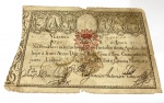 DONA MARIA I -  APÓLICE DO REAL ERÁRIO DATADA DE 1799  PRIMEIRA APROXIMAÇÃO DA CIRCULAÇÃO DE PAPEL MOEDA EM PORTUGAL. IMPRESSAS EM PAPEL DA FÁBRICA DE ALENQUER UTILIZARAM A TÉCNICA DE TALHE DOCE PARA IMPRESSÃO. OS DESENHOS SÃO SIMPLISTAS E RELACIONADOS A ATIVIDADE AGRÍCOLA, FONTE DE GERAÇÃO DE RIQUEZAS NA ÉPOCA. O VERSO ORIGINALMENTE EM BRANCO RECEBIA OS CARIMBOS DE RECEBIMENTO DOS JUROS ANO A ANO. O SURGIMENTO DESSAS APOLICES SE DEU PELO ENDIVIDAMENTO DE PORTUGAL COM A PARTICIPAÇÃO NA GUERRA DO ROUSSILON (1793-95) EM QUE ESPANHA, PORTUGAL E INGLATERRA SE UNIRAM CONTRA A FRANÇA REVOLUCIONARIA. OS COMBATES FORAM NOS PIRINEUS E A PRIMEIRA CONSEQUENCIA DA GUERRA FOI A EXECUÇÃO PELA GUILHOTINA DO REI DEPOSTO LOUIS XVI PRISIONEIRO DO DIRETÓRIO FRANCÊS. ESSE CONFLITO AUMENTARAM  OS DÉFICITS DA COROA E AGRAVARAM A CAPACIDADE PARA HONRAR OS PAGAMENTOS A REALIZAR. UMA SOLUÇÃO FOI CRIADA NO REINADO DE MARIA I, ATRAVÉS DO DECRETO DE 29 DE OUTUBRO DE 1796, QUE ABRIA À SUBSCRIÇÃO PÚBLICA UM EMPRÉSTIMO DE 10 MILHÕES DE CRUZADOS, FICANDO OS SUBSCRITORES TITULARES DE PEQUENAS APÓLICES DO REAL ERÁRIO. ESTAS APÓLICES ERAM DE VALOR NOMINAL INFERIOR A 100 MIL RÉIS E O SEU JURO VENCIA À TAXA ANUAL DE 5%. INICIALMENTE ESTAS NÃO TINHAM AS CARACTERÍSTICAS DE PAPEL-MOEDA, UMA VEZ QUE CORRIAM COMO LETRAS DE CÂMBIO QUE PODIAM SER ENDOSSADAS ENTRE TITULARES, QUE ASSIM PODIAM UTILIZÁ-LAS EM ALGUNS PAGAMENTOS. COM OS ALVARÁS DE 10 E DE 13 DE MARÇO DE 1797, BEM COMO O DE 13 DE JULHO DO MESMO ANO, A NATUREZA DAS APÓLICES FOI EQUIPARADA AO PAPEL-MOEDA, UMA VEZ QUE AQUELAS PASSARAM A PODER EFETUAR PAGAMENTOS DE DIREITOS E IMPOSTOS, ADQUIRINDO ASSIM PODER LIBERATÓRIO LIMITADO E CURSO FORÇADO ENTRE TITULARES. O JURO FOI UNIFORMIZADO NOS 6% ANUAIS E OS CIDADÃOS DE QUALQUER NACIONALIDADE PASSARAM A PODER CONTRAIR ESTES EMPRÉSTIMOS. ESSES PAPÉIS TIVERAM VALIDADE DE 40 ANOS E MUITOS ADOTARAM A AQUISIÇÃO DESSES TITULOS COMO FORMA DE INVESTIMENTO E RENTABILIDADE DO DINHEIRO. ENTRETANTO, EM 1808, COM A INVASÃO DE PORTUGAL E A FUGA DA FAMILIA REAL PARA O BRASIL HOUVE UMA AVALANCHE DE RESGATES DOS PAPÉIS EM BUSCA DA SEGURANÇA DA MOEDA EM OURO O QUE FEZ COM QUE OS TITULOS PERDESSEM NO AUGE DA CORRIDA ATÉ 60% DE SEU VALOR DE FACE. A PARTIR DAÍ NÃO FORAM MAIS PAGOS JUROS SOBRE AS APOLICES QUE CIRCULAVAM APENAS COMO PAPEL MOEDA COM A GARANTIA DO VALOR. DURANTE O CONFLITO ENTRE DOM PEDRO I EX IMPERADOR DO BRASIL (EM PORTUGAL DOM PEDRO IV) E SEU IRMÃO DOM MIGUEL I QUE USURPOU O TRONO DA PRINCESA BRASILEIRA DONA MARIA DA GLÓRIA AS NOTAS RECEBERAM CARIMBOS DOS DOIS IRMÃOS CADA UM PLEITEANDO A POSIÇÃO DE REI DE PORTUGAL. ESSA EM PARTICULAR, TEM O CARIMBO DE DOM PEDRO IV E O ANO DE 1826. NO VERSO TEM QUATORZE CARIMBOS DE RESGATE DOS JUROS ANUAIS. NA PARTE INFERIOR DO VERSO TEM AS INSCRIÇÕES: NO REAL ERARIO SE HA DE PAGAR AO PORTADOR DESTA APOLICE DE HOJE A UM ANNO DEZ MIL REIS COM O SEU COMPETENTE JURO LISBOA 26 DE ABRIL DE 1799. TEM A NUMERAÇÃO 338742 E ASSINATURA DOS TESOUREIROS DO REAL ERÁRIO. VALOR DE FACE 10.000 RÉIS. PORTUGAL, SEC. XVIII. 14 X 9,3 CM