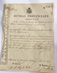 MEIA SIZA  IMPOSTO SOBRE VENDA DE ESCRAVO  DATADO DE 1879 E LAVRADO NA CIDADE DE CAMPOS DOS GOYTACAZES. JOSÉ CARNEIRO DE CARVALHO PAGA AO ERÁRIO A QUANTIA DE SESSENTA MIL REIS  PELA VENDA DE UM ESCRAVO DE NOME ROBERTO COM 22 ANOS. O VALOR DA VENDA FOI DE 1:250R$ (UM CONTO E DUZENTOS E CINQUENTA MIL RÉIS). SELO DO BRASIL IMPÉRIO. BRASIL, SEC. XIX. 21 X 17 CM.NOTA: O ano de 1808 é um referencial na história colonial brasileira, pois o Brasil receberia a presença da Família Real e da Corte portuguesas. Devido ao expansionismo napoleônico, restou à elite dirigente do reino lusitano refu-giar-se na sua principal colônia, transferindo para cá parte significativa do aparelho estatal da Metrópole e criando um grande conjunto de novas insti-tuições visando a viabilizar o governo das possessões americanas a partir do Rio de Janeiro. Se a antiga estrutura tributária mantinha-se ilesa, a esta foram somadas novas formas de impostos, com o claro intuito de sustentar o funcionamento do poder real que aqui se instalava. Nesse intuito o Prín-cipe Regente (...)tendo em consideração o quanto convém nas precisões urgentes, em que se acha o Estado, buscou  estabelecer rendimentos que bastem para a despesa pública, pois que não podem suprir os que já se achavam estabelecidos (...), procurando também aumentar as rendas públicas, afim de sustentar com decoro a majestade do trono, o esplendor da nova Corte, e muitos estabelecimentos públicos indispensáveis para o bem, e prosperidade nacional (...).11Foi criado em 1808 o Erário Régio, nos moldes do Erário de Lisboa, como órgão superior, ao qual estavam subordinadas as Juntas de Adminis-tração da Fazenda nas Províncias e suas Estações Arrecadadoras. A cada novo serviço instituído no País correspondia o aumento de tributos exis-tentes ou a criação de novos. Não havia um critério uniforme do sistema fiscal que primasse pela objetividade e abrangência, tratava-se, portanto de uma outra orientação fiscal que não aquela que contemplasse ao retorno em benefícios da população, e sim às necessidades imediatas da Coroa portuguesa e sua manutenção na colônia. D. João VI, pelo alvará de 3 de junho de 1809, introduzia no Brasil a meia siza dos escravos ladinos juntamente com a siza dos bens de raiz. A meia siza consistia numa taxa de 5% (metade da porcentagem da siza, que era de 10%) sobre a compra e venda, arrematação e adjudicação de escravos ladinos, ou seja, aqueles que não se compraram de negociantes de escravos, os que já estavam no Brasil. Analisando o mesmo alvará, podemos verificar que embora o Estado projetasse formas de arrecadação distintas para as duas sizas fosse, permitiu-se que elas assumissem, desde o início, o mesmo modelo de arrecadação e os mesmos agentes arrecadadores.