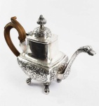 EXPLÊNDIDO BULE/CAFETEIRA DE COLEÇÃO EM PRATA DE LEI DE GRANDES DIMENSÕES. MARCAS DE CONTRASTE PARA CIDADE DE LISBOA (L COROADO) E PRATEIRO ANTONIO FRANCISCO XAVIER DA COSTA, CITADO EM 1856 (MOITINHO PAG. 91). LAVRATURA DE EXCEPCIONAL QUALIDADE! BICO FINALIZADO EM CABEÇA DE PATO, CORPO DECORADO COM EXUBERANTE ARRANJO FLORAL. PEGA EM CARAPETA ARTISTICAMENTE ENTALHADA. INSERÇÃO DA PEGA COM O BULE TEM DECORAÇÃO DE LINDAS CARIÁTIDES EMOLDURADAS POR GUIRLANDAS DE FLORES NAS DUAS EXTREMIDADES. ELEVADO SOBRE QUATRO GRANDES PÉS EM GARRA SOBRE BOLA. ELEGANTE E MAGNÍFICO! PORTUGAL, MEADOS DO SEC. XIX. 36,5  CM DE COMPRIMENTO. 1580 G.