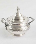 MAGNIFICO AÇUCAREIRO EM PRATA DE LEI DE GRANDES DIMENSÕES. ESTILO E ÉPOCA DONA MARIA I. FORMA CONJUNTO COM O BULE DO LOTE ANTERIOR. MARCAS DE CONTRASTE PARA CIDADE DO PORTO (P COROADO)  PRATEIRO REFERENCIADO COMO MOITINHO COMO P119 (PAG 211) E ENSAIADOR ALESSANDRO PINTO DA CRUZ  CITADO A PARTIR DE 1788. LAVRATURA DE EXCEPCIONAL QUALIDADE! DECORADO COM EXUBERANTE ARRANJO FLORAL.. ALÇAS REMATADAS POR  LINDAS GARRAS. ELEGANTE E MAGNÍFICO! PORTUGAL, PRIMEIRA DECADA DO SEC. XIX. 19  CM DE DIAMETRO. 635  G.
