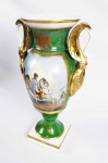 PORCELANA DE PARIS  LINDO JARRÃO EM PROCELANA COM FUNDO NA TONALIDE VERDE E ALÇAS LATERAIS COM FORMATO DE AVES ESTILO IMPÉRIO. REMATADA EM PROFUSO OURO TEM NA PARTE SUPERIOR TAMBÉM EM OURO ÁGUIA NAPOLEONICA E NA PARTE INFERIOR O MONOGRAMA N ADOTADO POR NAPOLEÃO BONAPARTE. POSSUI RESERVA COM CENA EQUESTRE PINTADA EM ESMAKTE REPRESENTANDO NAPOLEÃO BONAPARTE E SEU SÉQUITO EM CAMPO DE BATALHA. FRANÇA, FINAL DO SEC. XIX. 32 CM DE ALTURA