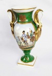 PORCELANA DE PARIS (FORMA PAR COM O OFERTADO NO LOTE ANTERIOR)  LINDO JARRÃO EM PROCELANA COM FUNDO NA TONALIDE VERDE E ALÇAS LATERAIS COM FORMATO DE AVES ESTILO IMPÉRIO. REMATADA EM PROFUSO OURO TEM NA PARTE SUPERIOR TAMBÉM EM OURO ÁGUIA NAPOLEONICA E NA PARTE INFERIOR O MONOGRAMA N ADOTADO POR NAPOLEÃO BONAPARTE. POSSUI RESERVA COM CENA EQUESTRE PINTADA EM ESMAKTE REPRESENTANDO NAPOLEÃO BONAPARTE E SEU SÉQUITO EM CAMPO DE BATALHA. FRANÇA, FINAL DO SEC. XIX. 32 CM DE ALTURA