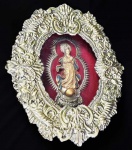NOSSA SENHORA DA CONCEIÇÃO  LINDA ESCULTURA ACONDICI0NADA EM NICHO EM PRATA DE LEI COM RESQUICIO DE VERMEIL COM FORRAÇÃO EM VELUDO CARMESIM. A SANTA POSSUI EM SEU ENTORNO UM RESPLENDORTAMBEM EM PRATA. O NICHO TEM FEITIO RECORTADO E APRESENTA DECORAÇAO  EM VOLUTAS COM CONCHEADOS E FOLHAS DE ACANTO. ESPANHA, SEC. XIX. 31 CM DE ALTURA.