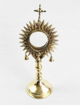GOA  POSSESSÃO PORTUGUESA NA INDIA   MAGNÍFICO OSTENSÓRIO EM PRATA DE LEI BATIDA COM VERMEIL. DECORAÇÃO GOINA COM RAIOS DO RESPLENDOR COM FEITIO DE PALMÁCEAS DE DOIS DESSES RAIOS PENDEM SINETAS TÍPICAS DAS PEÇAS PRODUZIDAS EM GOA NO SEC. XVII E INICIO DO XVIII.  NA INTERCECÇÃO DO OSTENSÓRIO COM A BASE, NAS DUAS FACES, ANJOS COM  CARACTERÍSTICAS ÉTNICAS HINDUS APRESENTANDO OLHOS AMENDOADOS E FORMATO DO CABELO CARACTERISTICO DESSE POVO. FUSTE EM BALAÚSTRE. BASE LISA. ÓCULO CENTRAL COM MOLDURA CINZELADA E INTERIOR COM A LUNA. TODAS ESSAS CARACTERISTICAS FAZEM DESSA UMA PEÇA IMPORTANTE E REPRESENTATIVA DO PERÍODO COLONIAL PORTUGUÊS EM GOA, COLONIA PORTUGUESA NA INDIA. INICIO DO SEC. XVIII. 41 CM DE ALTURA.NOTA:Na imaginária e nas peças de uso litúrgico produzidas em Goa está patente uma determinação ocidental, porque partem sempre dos modelos portugueses continentais, em que se fundem elementos orientais a partir da execução dos artistas locais, designados de luso-orientais, provavelmente convertidos e que colaboram para o carácter miscigenado, manifestado através dos componentes decorativos hindus. Pedro Dias refere que um escultor da Companhia de Jesus, o padre Maecht que viveu em Goa, fazia os oratórios conforme os templetes hindus, resistindo assim à permanência dos modelos locais, como o exemplo do sol, da lua, dos dragões e com outras representações inspiradas na fauna e na flora, embora com um maior peso de motivos cristãos. As famílias antes de se converterem ao cristianismo celebravam o seu culto num dos topos do vasary, após a conversão, mantiveram a tradição de conservar o oratório no mesmo local que anteriormente era utilizado para as práticas hinduístas. Assim, encontramos frequentemente nas residências das castas brâmanes os oratórios na sala herdada das casas hindus, o antigo vasary, preservando o mesmo local de orar, posteriormente adaptado ao culto cristão, ocupando aí normalmente, o seu lugar. Assim as imagens sacras de Goa e as alfaias litúrgicas seguem as mesmas características, bases orientais com influência hindu. Por isso pode-se afirmar que à medida que o Cristianismo era incutido incutir aos povos indianos pelos colonizadores Ocidentais também se adaptava a uma aculturação da milenar arte daquela civilização.