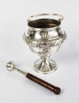 GRANDE CALDEIRINHA E HISSOPE EM PRATA DE LEI DECORADA EM RELEVO COM VOLUTAS E CONCHEADOS. PEÇA BELISSIMA, ROBUSTA E ELEGANTE. BRASIL, SEC. XVIII/XIX. 19 CM DE ALTURA (SEM CONSIDERAR A ALÇA) E 15 CM DE DIAMETRO.NOTA: Aspersório/hissopo e caldeira/caldeirinha: Objeto metálico usado para aspergir água benta nas pessoas e nos objetos ou em locais a serem abençoados. É o vaso Litúrgico onde se coloca água benta para aspersão dos fiéis e algumas cerimonias.