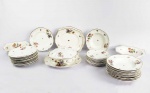 DRESDEN  LINDO APARELHO DE JANTAR EM PORCELANA DECORADA COM LUXURIANTES ARRANJOS FLORAIS PINTADOS EM ESMALTE. BORDA TIOTADA REMATADA EM OURO.  COMPOSTO POR 41 PEÇAS SENDO: 12 PRATOS RASOS, 12 PRATOS PARA SOPA, 11 PRATOS PARA SOBREMESA, SOPEIRA COM TAMPA, 3 TRAVESSAS E DUAS LEGUMEIRAS.  MARCAS DA MANUFATURA SOB A BASE.  ALEMANHA, INICIO DO SEC. XX. 31 CM DE COMPRIMENTO (TRAVESSA)